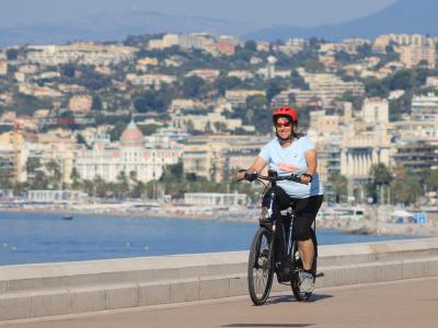 Susanne mit Nizza im Hintergrund