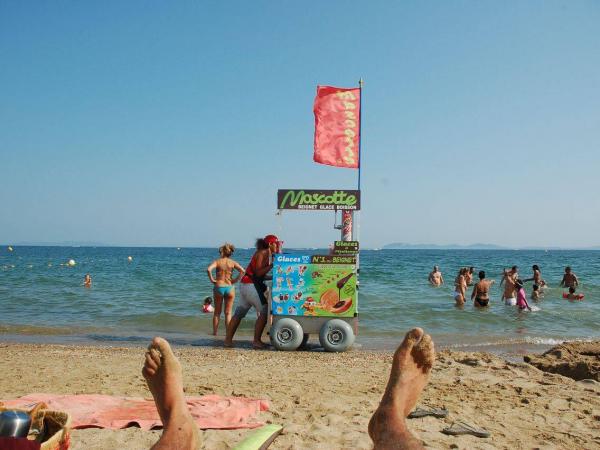 Sandstrand und blaues Mittelmeer bei Hyeres