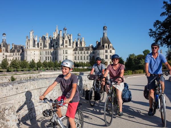 Radfahrer-Familie vor Schloss Chambord