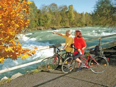 Radler vor dem Fluss auf der Romantsichen Strae