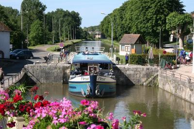 Schiff Fleur in einer Schleuse