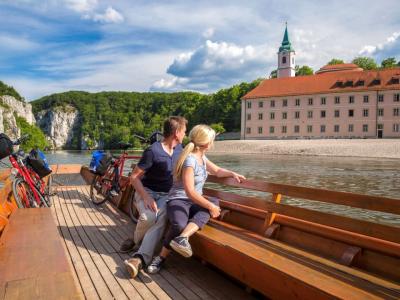 Bootsfahrt mit Blick auf Kloster Weltenburg