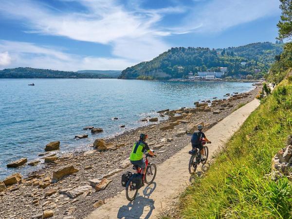 Radfahrer an der Mittelmeerkste bei Koper