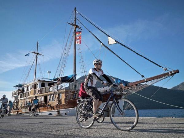 Radfahrer vor Schiff Panagiota