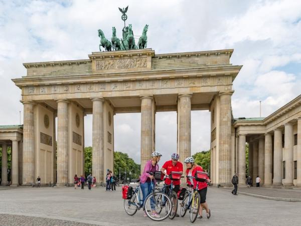 Radfahrer vor dem Brandenburger Tor