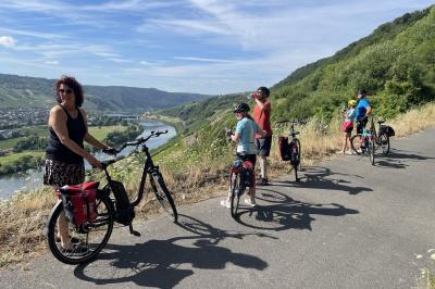 Radfahrer mit Blick auf die Mosel