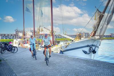 Radfahrer vor dem Segelboot Elizabeth am Hafen