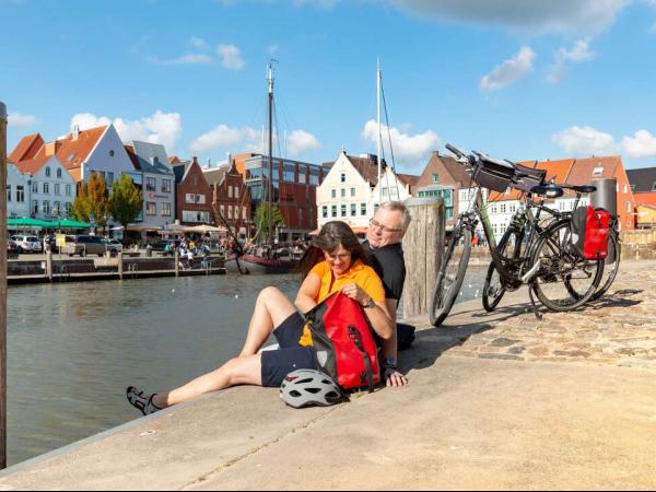 Deutschland Nordsee - Husum-Binnenhafen - Radfahrer, Radrast