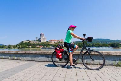 Radfahrerin vor der Kathedrale in Esztergom