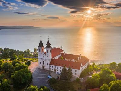 Benediktiner Abtei in Tihany bei Sonnenuntergang