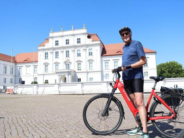 Radfahrer beim Schloss Oranienburg