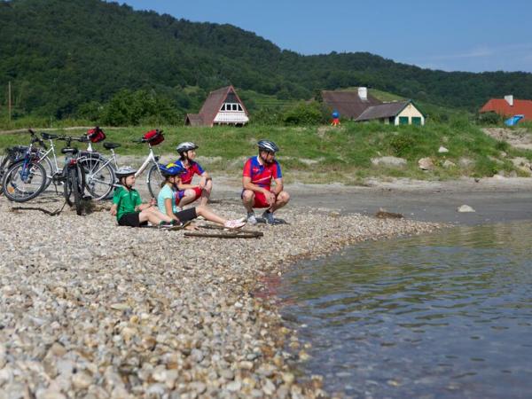 Radpause am Donauufer in der Wachau