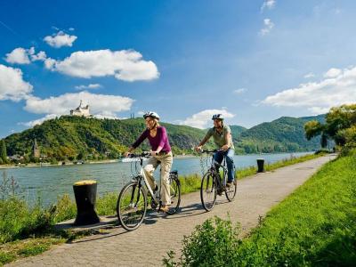 Radfahrer am Rheinradweg