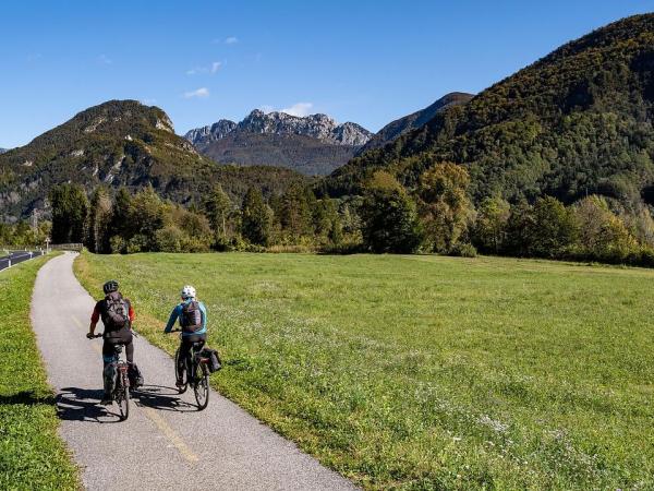 Radfahrer auf dem Alpe Adria Radweg bei Udine
