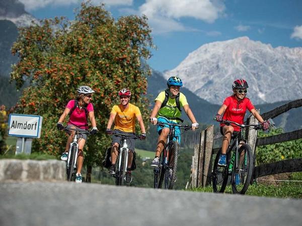 Familie auf Radtour - Tauernradweg