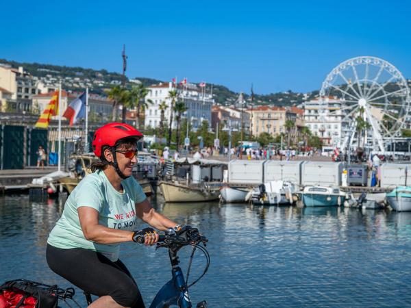 Radfahrerin in Cannes am Hafen
