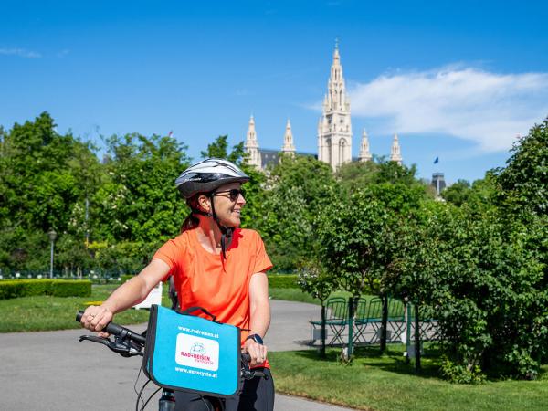 Radfahrerin im Wiener Volksgarten
