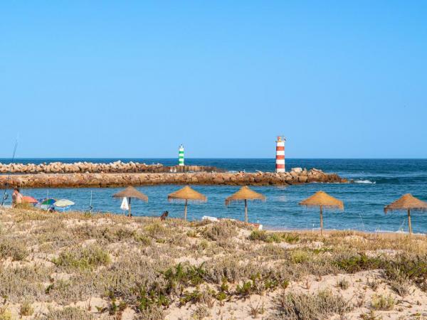 Faro - Strand mit 2 Leuchttuermen