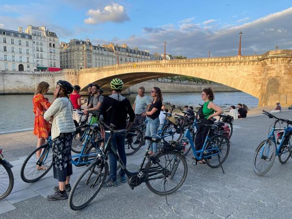 Radlergruppe an der Seine in Paris