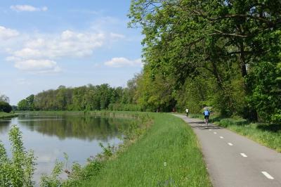 Radfahrer entlang des Flusses