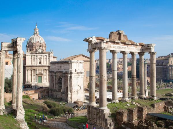 Rom - Blick auf das Forum Romanum mit Tempel des Saturn, Vespasian und Titus und Mrtyrerkirche Lukas und Martina