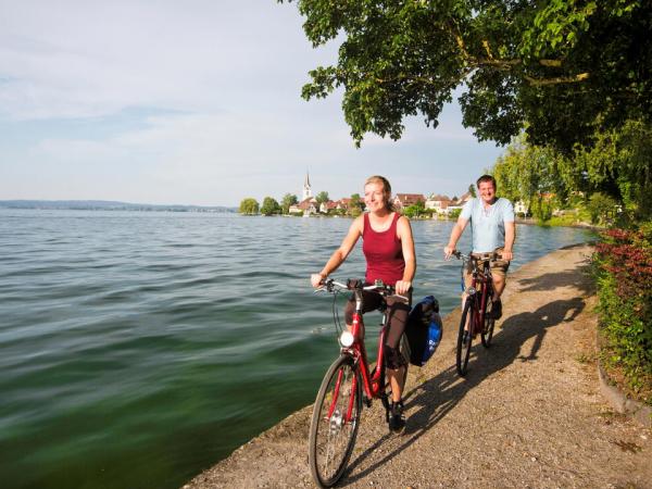 Radfahrer in Berlingen am Untersee