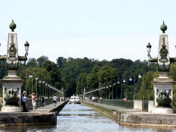 Boot auf der Canal Bridge in Briare