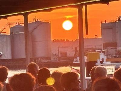 Sonnenuntergang mit blutoranger Sonne von Deck