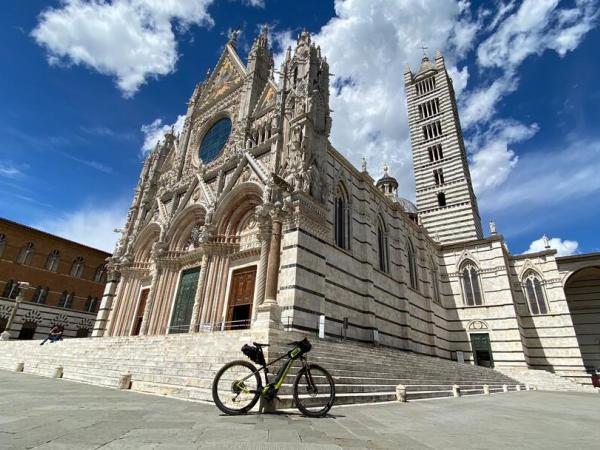 Fahrrad vor der Kathedrale in Siena