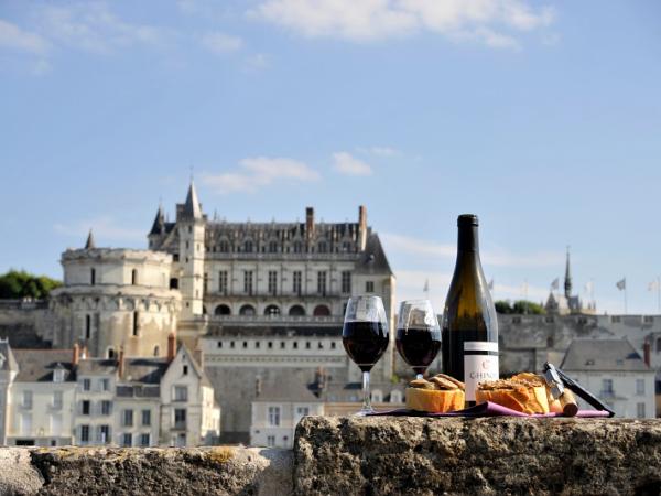 Spezialitten und Weine aus der Region Touraine mit Chateau Amboise im Hintergrund