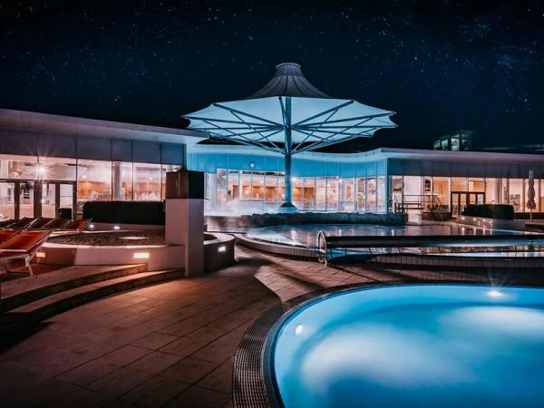 Therme Laa Au�enbereich bei Nacht
