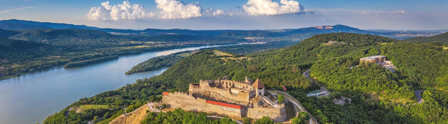 Ungarisches Donauknie mit Visegrad | © 2021 ZGPhotography/Shutterstock