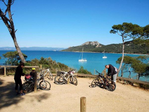 Radfahrer beim Strand Notre Dame auf Porquerolles