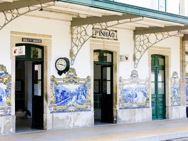 Alter Bahnhof von Pinhao mit blauen Fliesenbildern (Azulejos) verziert