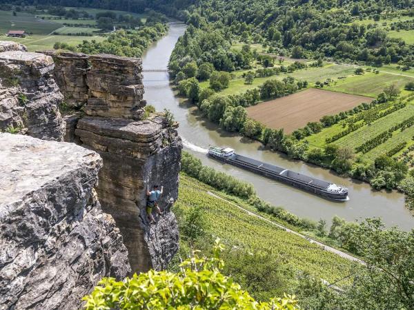 Neckar mit Felsengrten bei Hessigheim