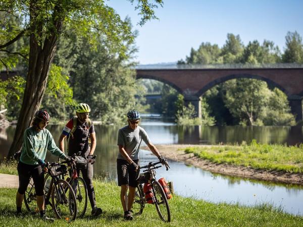 Radpause am Ufer der Rhone bei Vieille-Brioude
