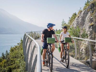 Radfahren entlang des Gardasees