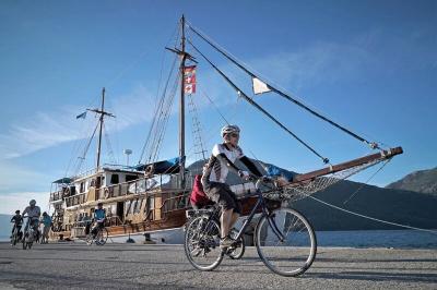 Radfahrer vor Schiff Panagiota