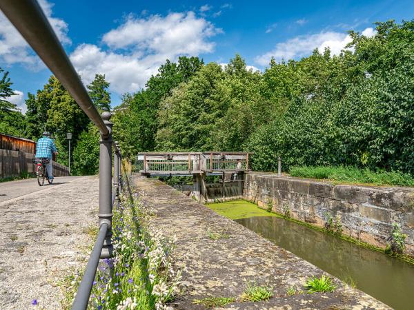 Radlerin an Kanalschleuse in Bamberg