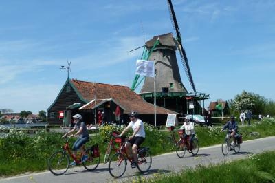 Radfahrer vor Windmhle