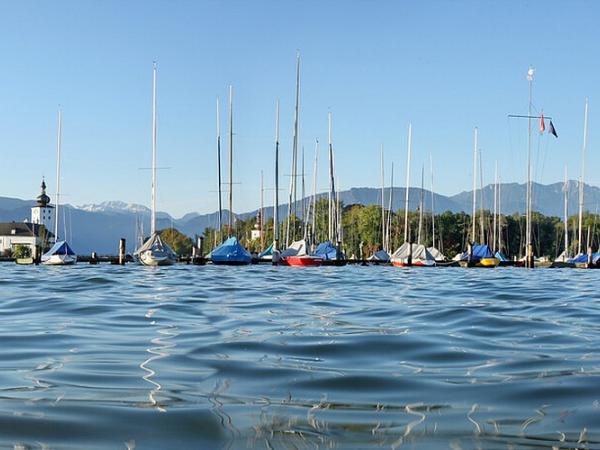 Blick auf Schloss Ort am Traunsee