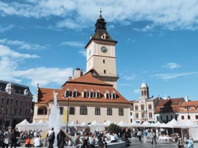 Marktplatz mit imposantem Stadtturm