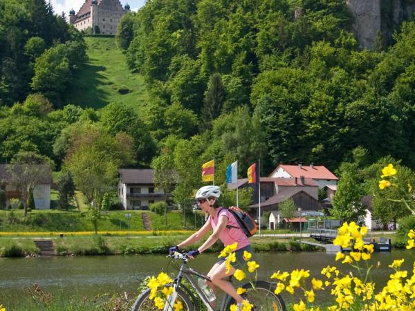Radfahrerin in Riedenburg