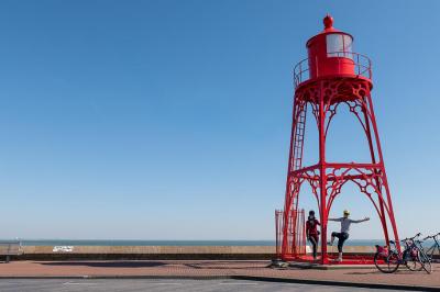 Radfahrerinnen beim Leuchtturm in Veere