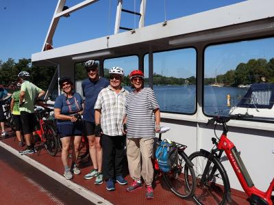Radlergruppe auf der F�hre am Oder-Havel-Kanal