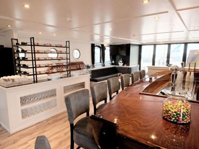 Schiff Magnifique III - Bar