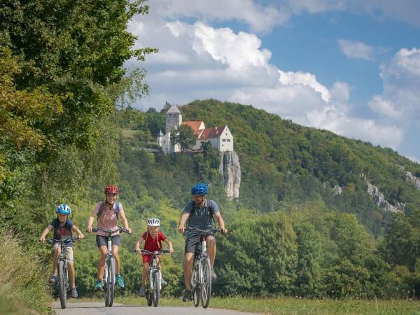 Family cycling in Altmhltal