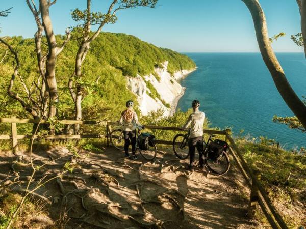 Cyclists at the cliffs on Mon Island