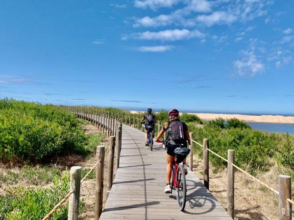 Am Strand entlang radeln