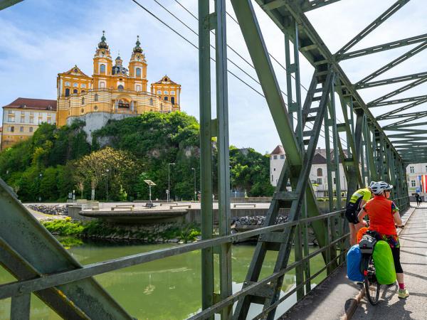 Br�cke nach Melk mit Stift und Radfahrern / Bridge to Melk with Abbey and cyclists